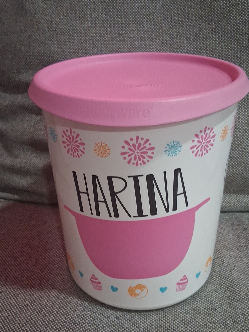 Tupperware White Canister with Pink Lid and Pink Graphic - 3.1 Liters HARINA